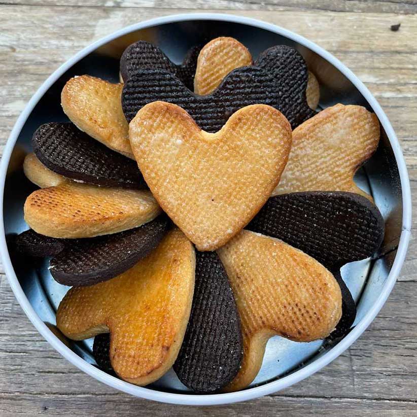 Box of 14 shortbread hearts by Nina Métayer
