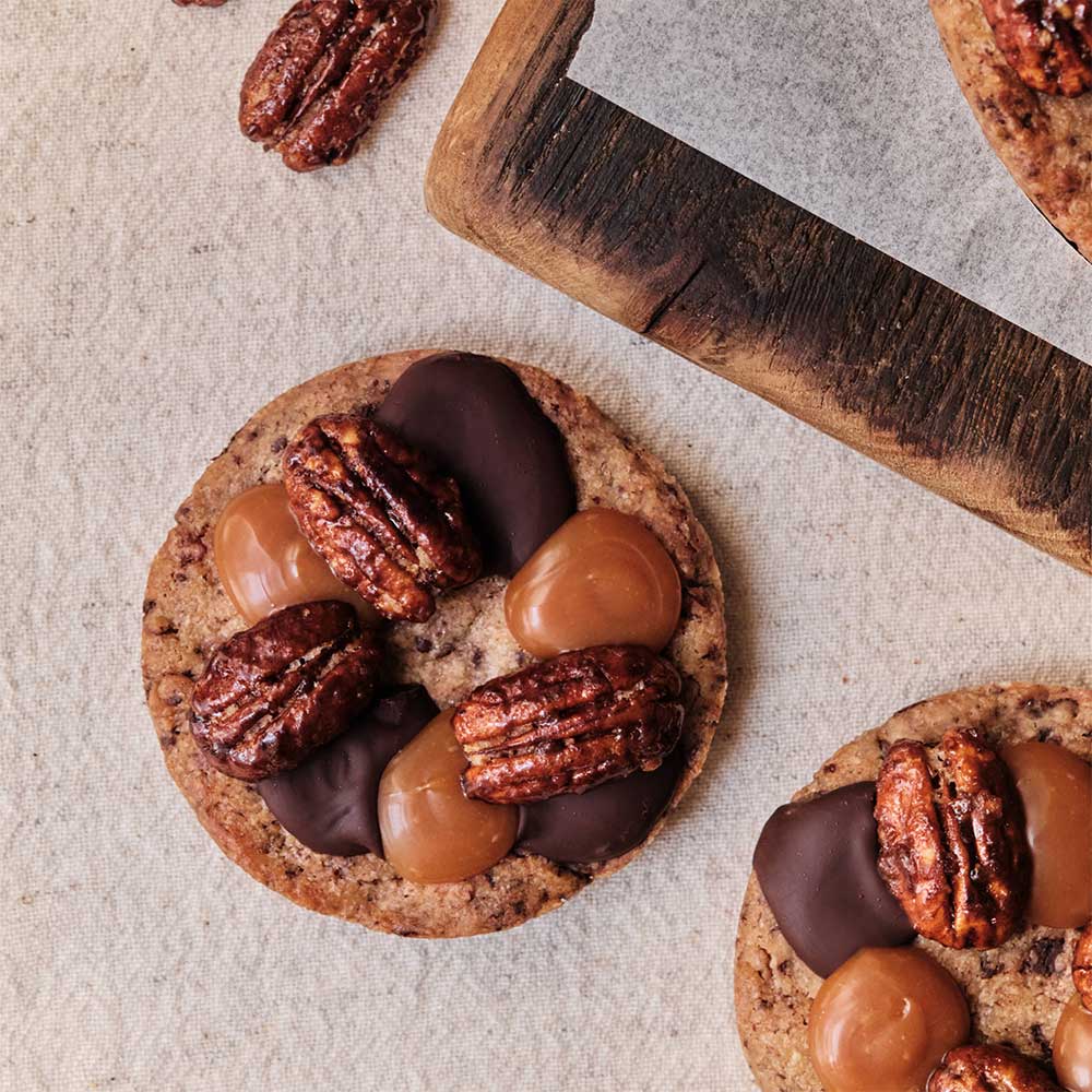 Caramel pecan cookie by Nina Métayer