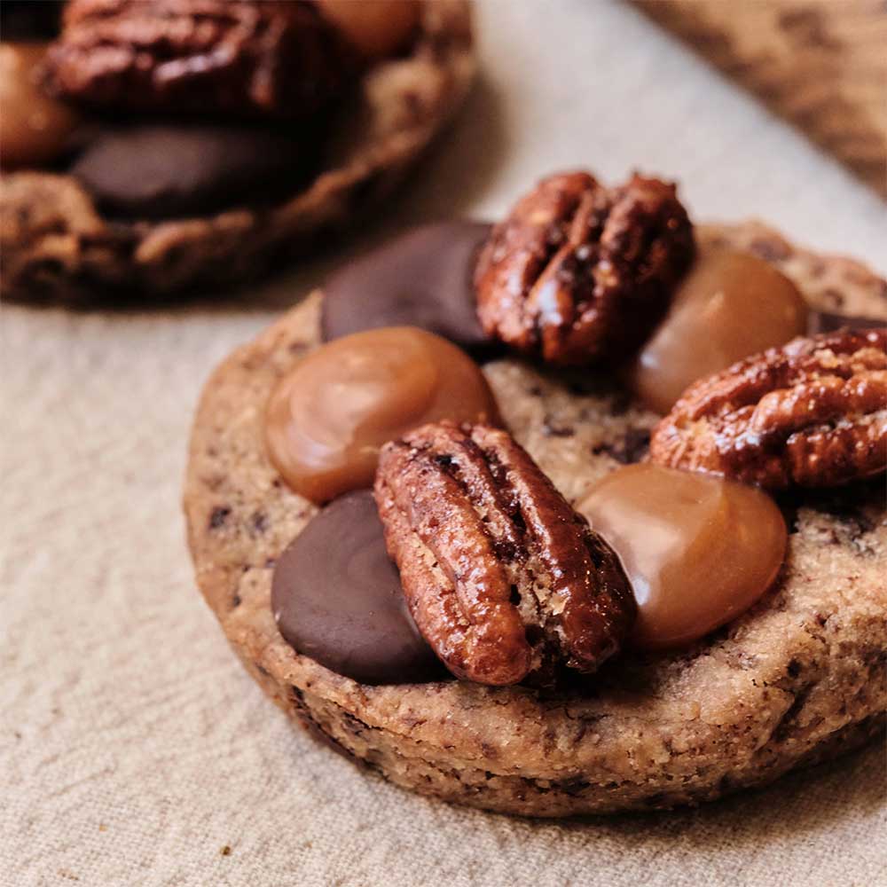 Caramel pecan cookie by Nina Métayer